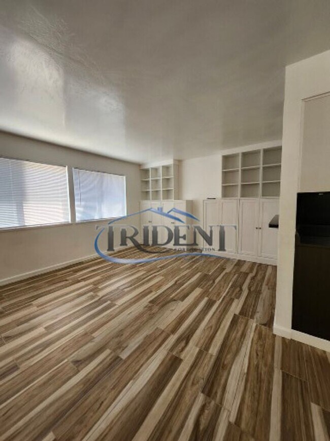 Building Photo - This is a cute 2 bedroom, 1 ½ bath townhouse.