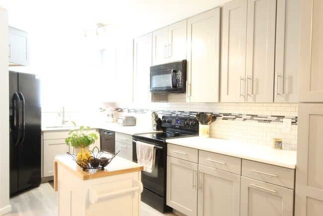 Building Photo - Spacious 3BR Lakewood Townhome w/ Bonus Sp...