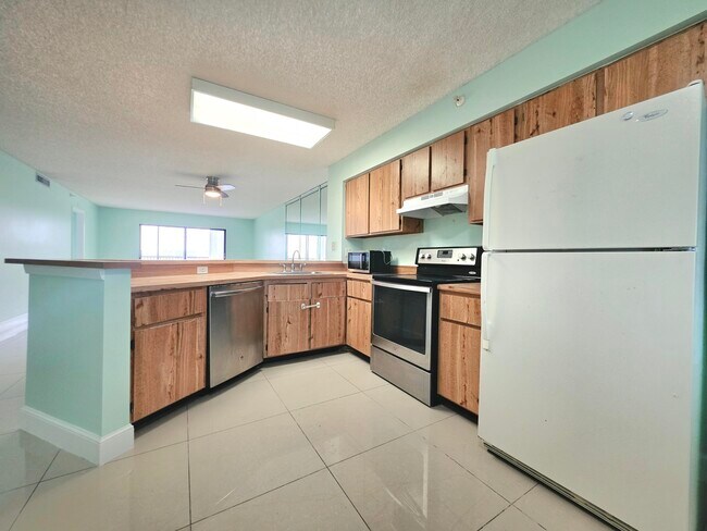Building Photo - 2112 S Cypress Bend Dr