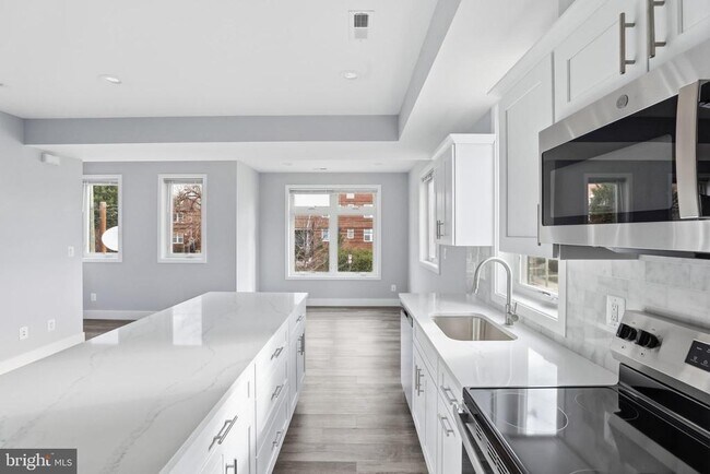 Building Photo - 2602 4th St NE