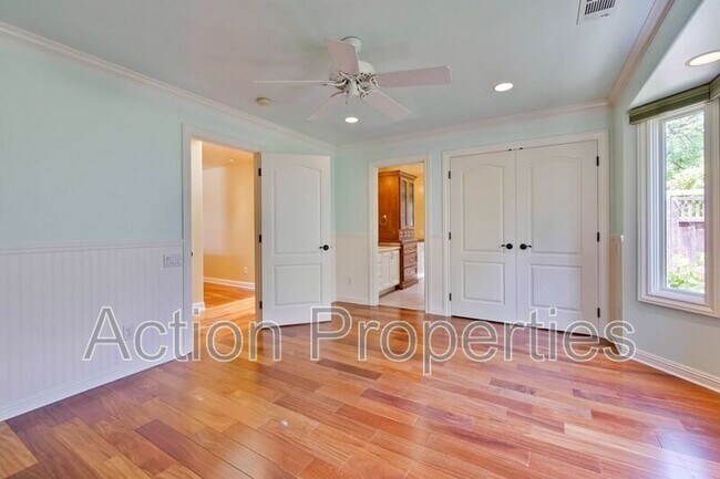 Building Photo - 450 Juanita Way