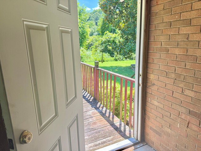 Building Photo - Rural Statesville - 3BR/1BA + Carport & Fu...
