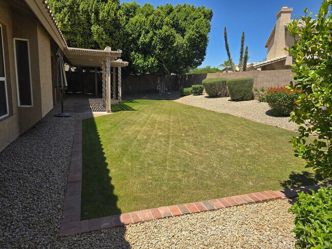 Building Photo - 6834 E Gelding Dr