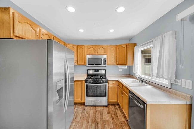 Building Photo - 9215 Fox Ct