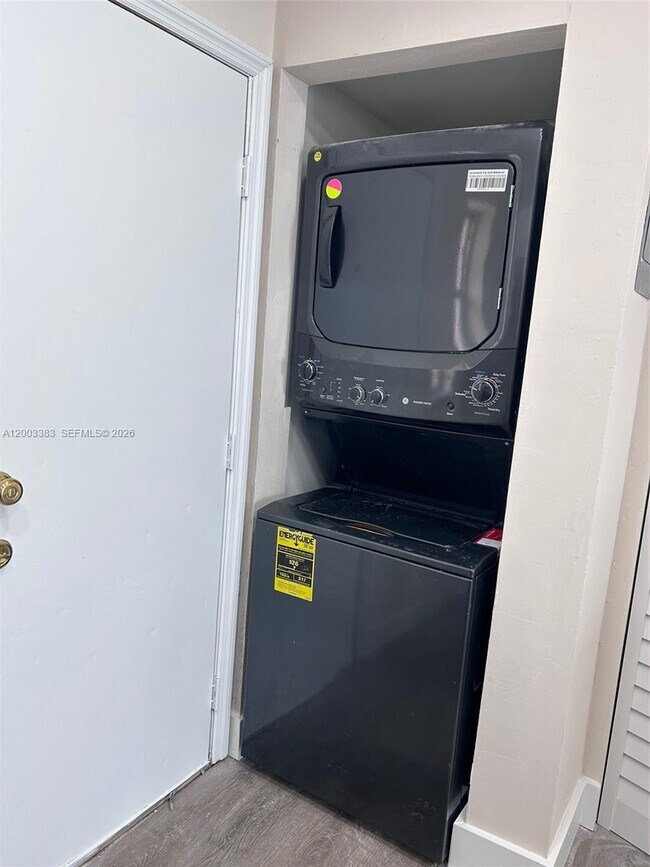 Building Photo - 1950 W 54th St