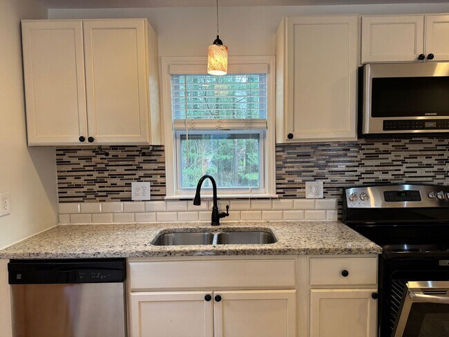 Building Photo - Black Mountain Gem Near Lake Tomahawk!