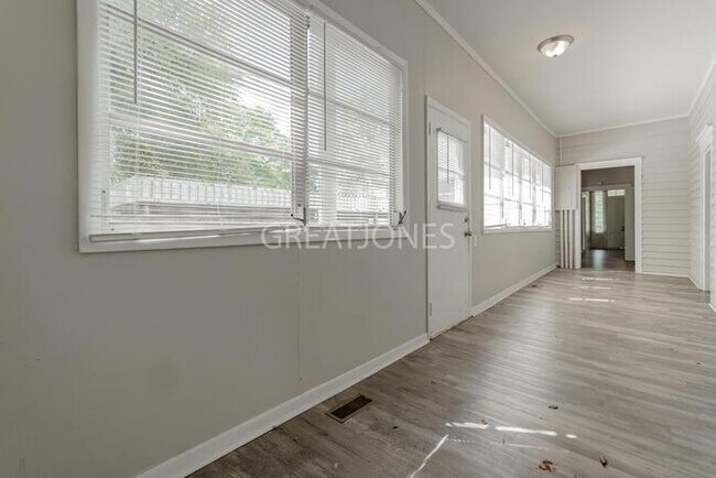 Building Photo - 218 N Lee St