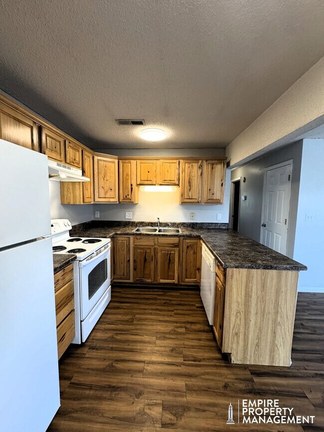 Building Photo - Move In Special: 1/2 Off 1st Month's Rent!!