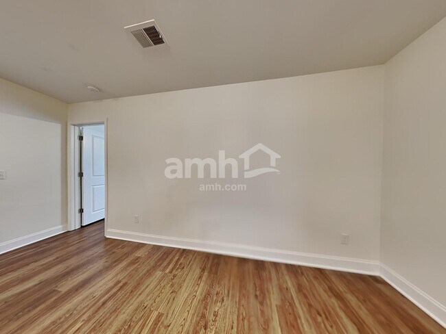 Building Photo - 526 Lateleaf Dr