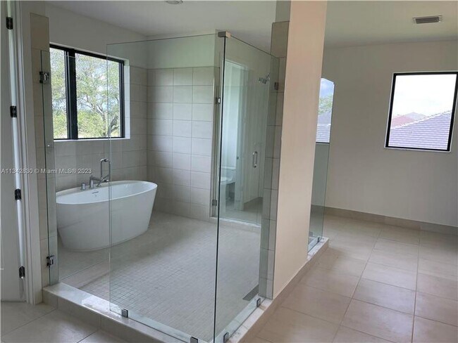 Building Photo - 4855 SW 159th Ave