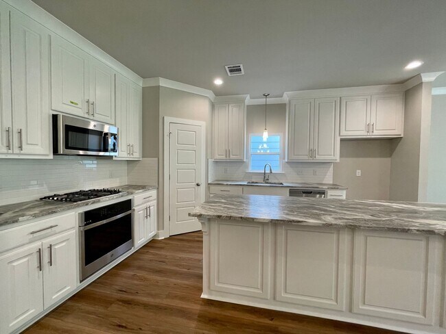 Building Photo - Stunning 3br in River Hills Farm!