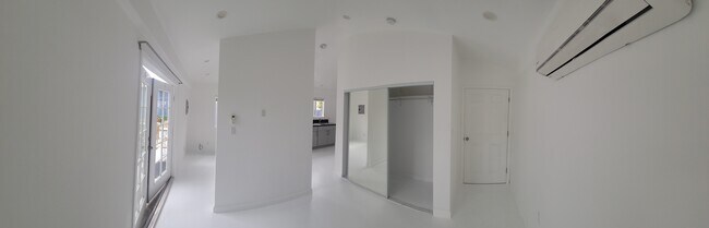 Huge closet double shelves - 4074 Tivoli Ave