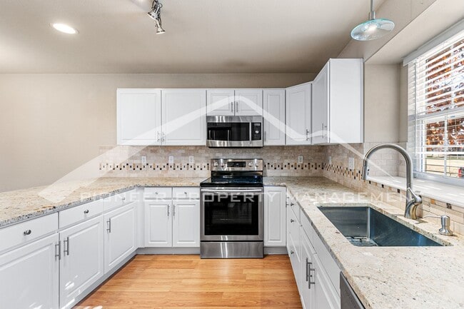 Building Photo - Spacious Townhouse with Fenced Patio and W...