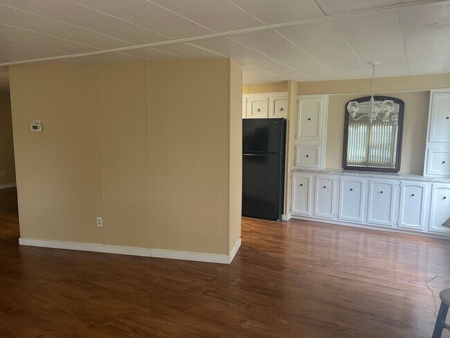 Building Photo - Quiet 2 bedroom home