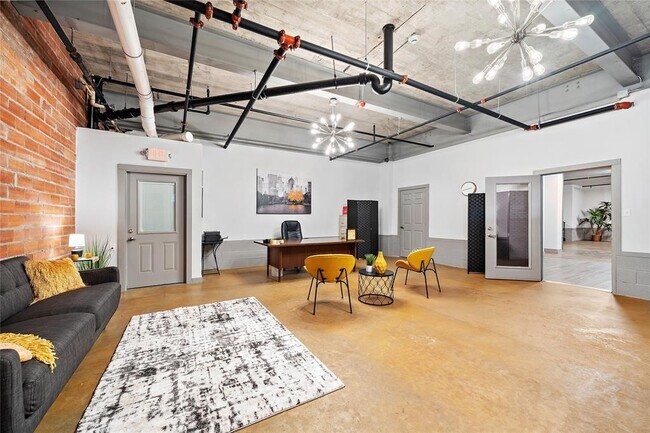 Building Photo - 612 W Texas Ave