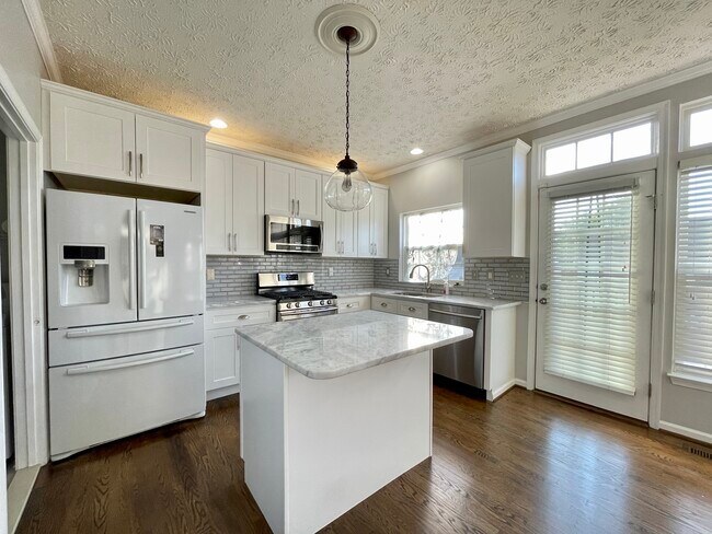 Building Photo - 8308 Lyndhurst St