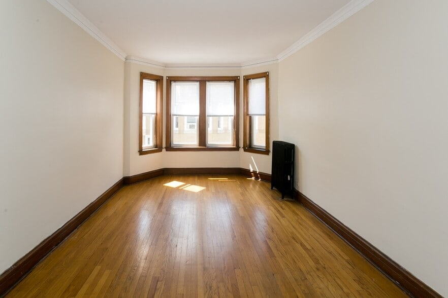 Building Photo - 4824 W Addison St