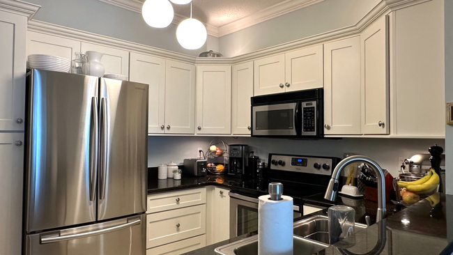 Building Photo - Gated Community, 3/2, Just Minutes to Beach!