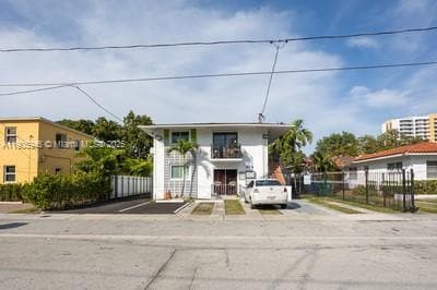 Building Photo - 979 SW 10th St