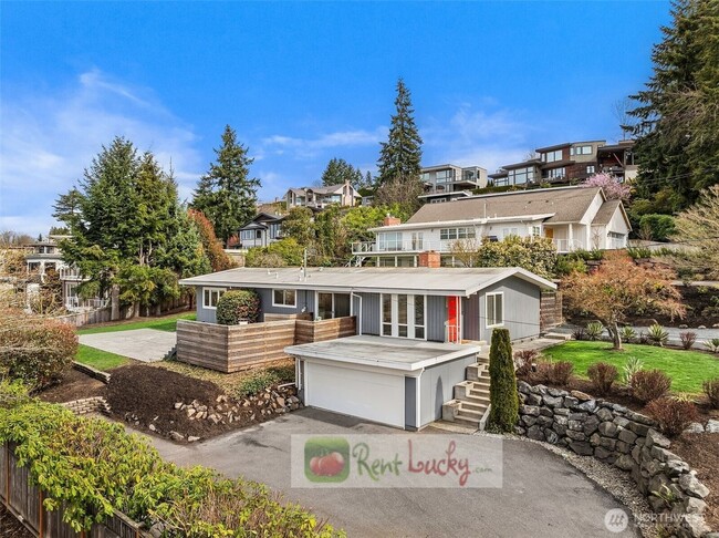Primary Photo - VIEWS, VIEWS, VIEWS!! Stunning & LARGE 4-B...