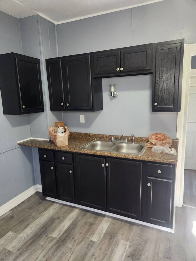 Building Photo - Charming 4-Bedroom Property in Prime Locat...