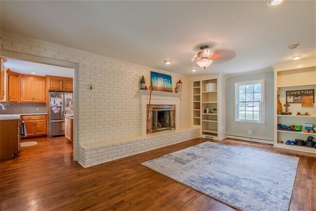 Building Photo - 227 W Lakeshore Dr