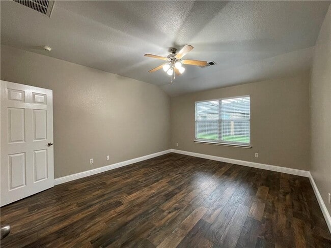 Building Photo - 18512 Sandy Bottom Dr