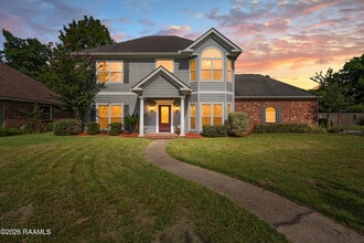 Building Photo - 300 Oak Hollow Dr