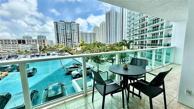 Building Photo - 100 Bayview Dr