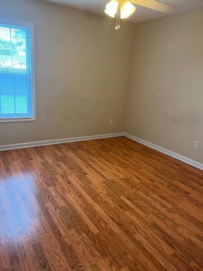 Building Photo - Charming Home with 2 car garage in Great Neighborhood