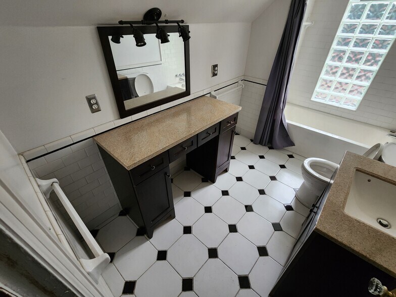 Upstairs Bath - 389 W Grand Blvd