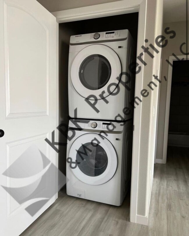 Building Photo - Goyo-910 &amp; 912 Douglas