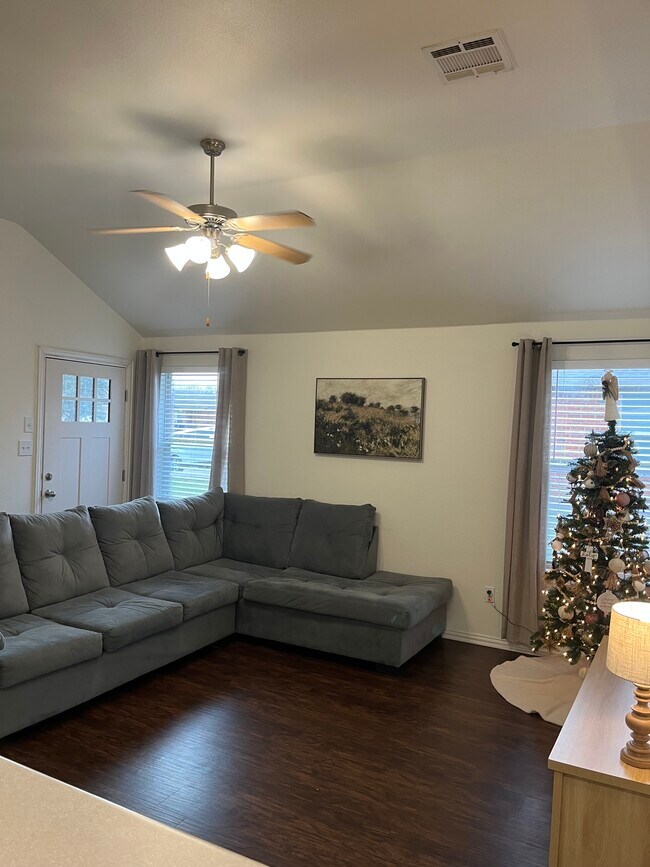 Building Photo - 208 Robin St