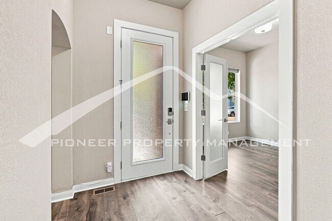 Building Photo - Gorgeous Home with Central AC and Washer/Dryer