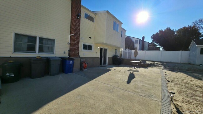 Building Photo - 4 Willow St