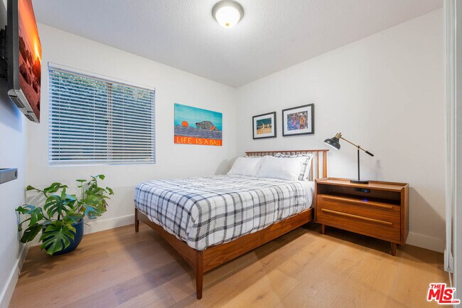 Building Photo - 1220 Dincara Rd