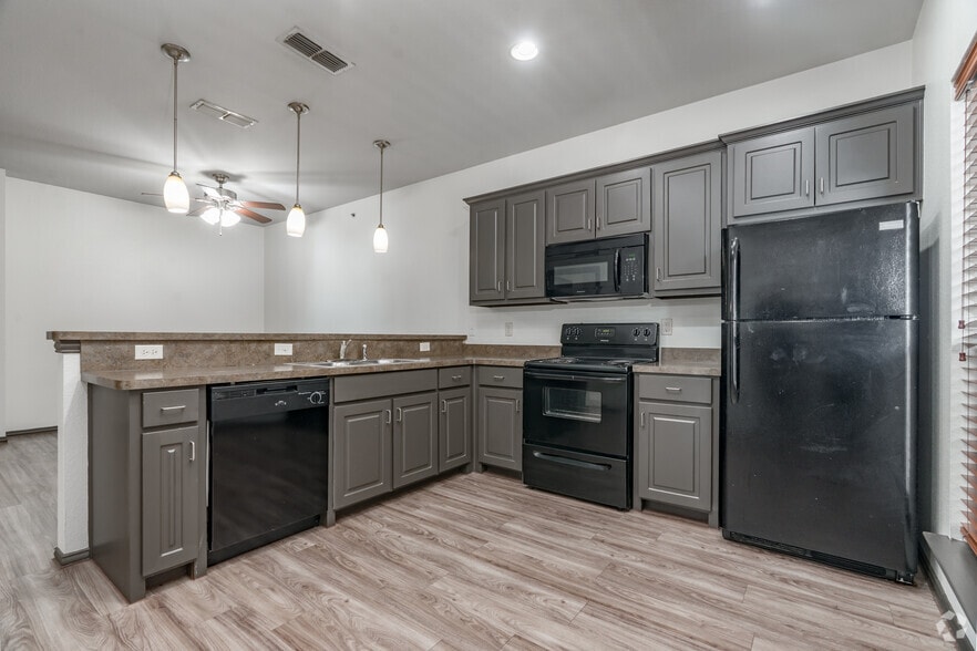 1BR, 1BA - 600SF - Kitchen - The Talon