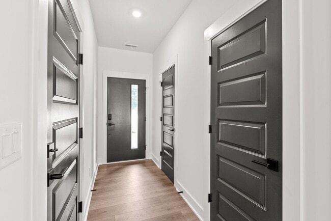 Building Photo - Move-in Ready Modern Townhome!!