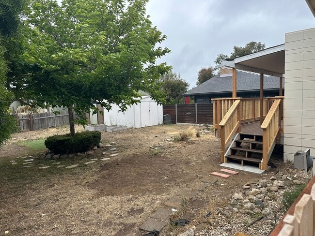 Building Photo - 2 bedroom 1.5 bath house