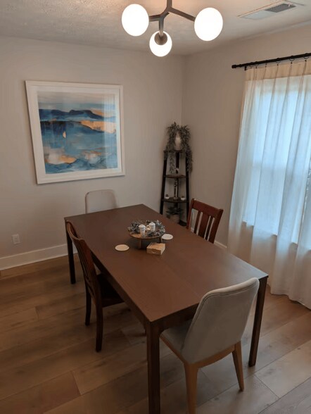 Building Photo - 10095 Lake Forest Way