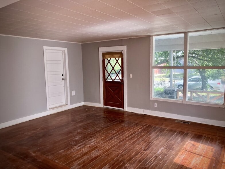 Building Photo - 2505 E 2nd St N