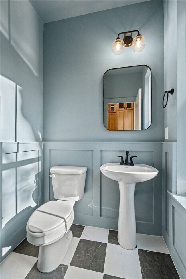 Building Photo - 588 N Willow Ave