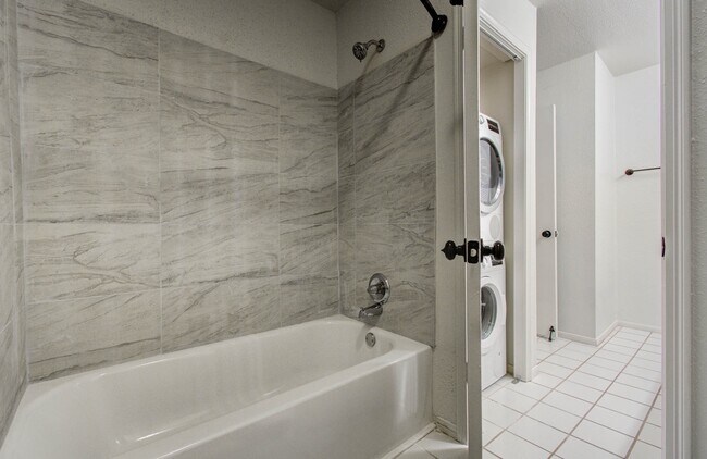 Building Photo - 5711 Sugar Hill Dr