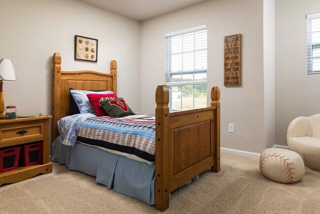 Building Photo - Large 4 Bedroom Newer Home for Lease