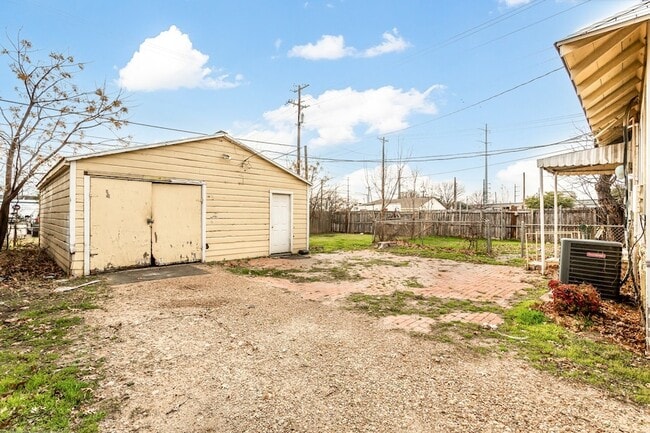 Building Photo - 316 W Avenue A