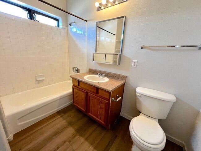 Building Photo - 2bed/2bath first floor unit in gated community