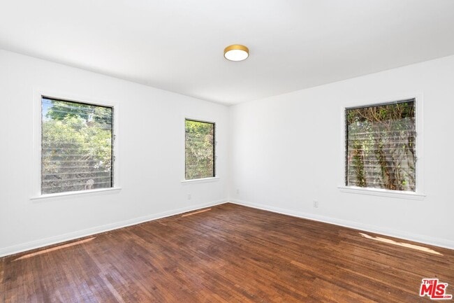 Building Photo - 340 S Maple Dr