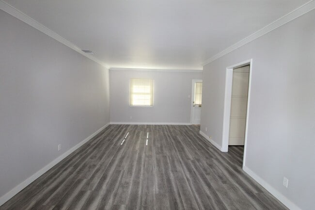 Building Photo - Quaint Home in Desirable Midtown Neighborhood!