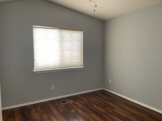 Building Photo - Great Home Near La Cueva