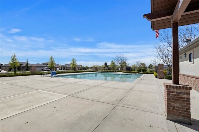 Building Photo - 5 Bed 3 bath Golf Course Neighborhood
